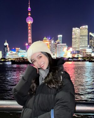 Yi-Chi Hung Instagram - 祝我自己生日快樂！！！🍰🎂🎊
小時候生日都會買乖乖桶帶去學校，（強迫）大家幫我慶生🤣
反正生日當天一定要過的很華麗（以為自己是公主）

長大後覺得，有家人、有朋友，大家健康平安快樂一切都好
今年又多了一個，有家人、有朋友、有中信的大家（經紀們、姐妹們、球迷爪們）🥳🥳

平平淡淡的輕鬆舒服也很好，
所以⋯⋯我就發了一張舊照來紀錄了🤣🤣

#今天睡了回籠覺好開心
#527我愛琪 #喔耶 #大家也都要快樂開心健康
#昨天加班到過了12點還沒回到家 #而且老闆沒跟我說生日快樂
#洗澡完我以為已經睡下的爸媽突然大喊生日快樂
#生日快樂世界和平