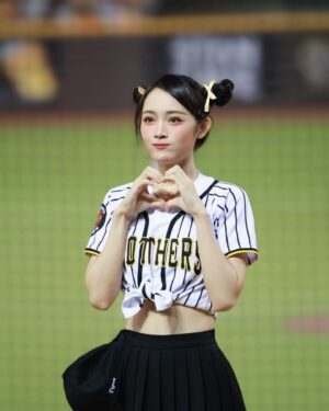 Yi-Chi Hung Instagram - 各位～～～
四連勝🐘🐘💛💛💛💛💛💛
辛苦大家了！！！
保持下去！明天繼續加油😍😍😍

📷：丁董、瑋聰

#中信兄弟 #四連勝 #passionsisters #台北大巨蛋