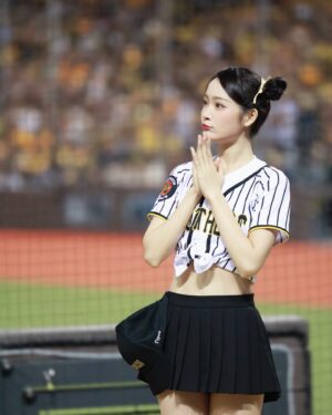 Yi-Chi Hung Instagram - 各位～～～
四連勝🐘🐘💛💛💛💛💛💛
辛苦大家了！！！
保持下去！明天繼續加油😍😍😍

📷：丁董、瑋聰

#中信兄弟 #四連勝 #passionsisters #台北大巨蛋