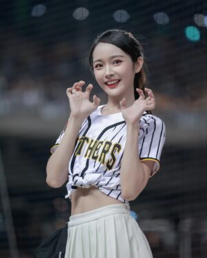 Yi-Chi Hung Instagram - 阪神日下班🐯⚾️🐘💛
大巨蛋三天謝謝一起幫兄弟加油的大家💛
創造了32988的新紀錄外，也見證了周董百盜😍

下週二洲際見
一起繼續為中信兄弟加油💪🏻
（也是我的上半季最後一天班ㄛ⚾️）

📷：澤、米米、瑋聰、麥坤、小聰、小煜

#tigergirls #passionsisters #中信兄弟 #大巨蛋 #阪神甲子園球場 #阪神タイガース #周思齊 #百盜