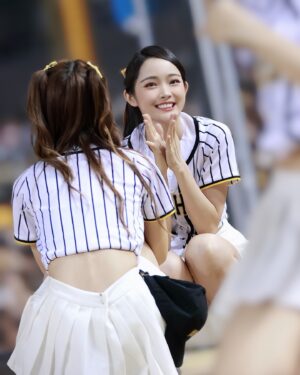 Yi-Chi Hung Instagram - 阪神日下班🐯⚾️🐘💛
大巨蛋三天謝謝一起幫兄弟加油的大家💛
創造了32988的新紀錄外，也見證了周董百盜😍

下週二洲際見
一起繼續為中信兄弟加油💪🏻
（也是我的上半季最後一天班ㄛ⚾️）

📷：澤、米米、瑋聰、麥坤、小聰、小煜

#tigergirls #passionsisters #中信兄弟 #大巨蛋 #阪神甲子園球場 #阪神タイガース #周思齊 #百盜