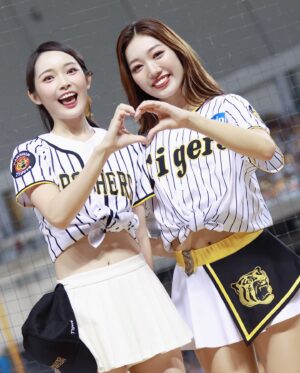 Yi-Chi Hung Instagram - 阪神日下班🐯⚾️🐘💛
大巨蛋三天謝謝一起幫兄弟加油的大家💛
創造了32988的新紀錄外，也見證了周董百盜😍

下週二洲際見
一起繼續為中信兄弟加油💪🏻
（也是我的上半季最後一天班ㄛ⚾️）

📷：澤、米米、瑋聰、麥坤、小聰、小煜

#tigergirls #passionsisters #中信兄弟 #大巨蛋 #阪神甲子園球場 #阪神タイガース #周思齊 #百盜