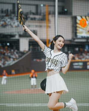 Yi-Chi Hung Instagram - 阪神日下班🐯⚾️🐘💛
大巨蛋三天謝謝一起幫兄弟加油的大家💛
創造了32988的新紀錄外，也見證了周董百盜😍

下週二洲際見
一起繼續為中信兄弟加油💪🏻
（也是我的上半季最後一天班ㄛ⚾️）

📷：澤、米米、瑋聰、麥坤、小聰、小煜

#tigergirls #passionsisters #中信兄弟 #大巨蛋 #阪神甲子園球場 #阪神タイガース #周思齊 #百盜