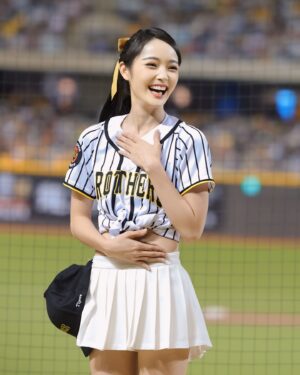 Yi-Chi Hung Instagram - 阪神日下班🐯⚾️🐘💛
大巨蛋三天謝謝一起幫兄弟加油的大家💛
創造了32988的新紀錄外，也見證了周董百盜😍

下週二洲際見
一起繼續為中信兄弟加油💪🏻
（也是我的上半季最後一天班ㄛ⚾️）

📷：澤、米米、瑋聰、麥坤、小聰、小煜

#tigergirls #passionsisters #中信兄弟 #大巨蛋 #阪神甲子園球場 #阪神タイガース #周思齊 #百盜