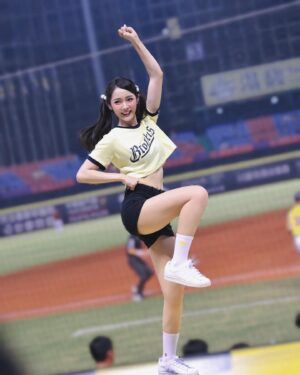 Yi-Chi Hung Instagram - 恭喜贏球～～～～～⚾️🐘💛
拿下這場勝利😍

其實每次在應援台上應援的時候，只要能聽到大家的回應我就會很開心🥰
所以下次不要吝嗇開口跟我一起為場上的球員們應援好嗎🤙🏻

謝謝昨天前天到主場、在線上支持中信兄弟的你們💛
我們一起繼續努力！！

📷：偷拿丹尼爾毛巾的佑樺、也要保持速度的麥坤紘愷、米米、66、Mao、脆上海巡到的照片

#中信兄弟 #cpbl #passionsisters #洲際棒球場 #職棒35