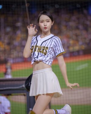 Yi-Chi Hung Instagram - 阪神日下班🐯⚾️🐘💛
大巨蛋三天謝謝一起幫兄弟加油的大家💛
創造了32988的新紀錄外，也見證了周董百盜😍

下週二洲際見
一起繼續為中信兄弟加油💪🏻
（也是我的上半季最後一天班ㄛ⚾️）

📷：澤、米米、瑋聰、麥坤、小聰、小煜

#tigergirls #passionsisters #中信兄弟 #大巨蛋 #阪神甲子園球場 #阪神タイガース #周思齊 #百盜