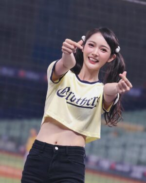 Yi-Chi Hung Instagram - 恭喜贏球～～～～～⚾️🐘💛
拿下這場勝利😍

其實每次在應援台上應援的時候，只要能聽到大家的回應我就會很開心🥰
所以下次不要吝嗇開口跟我一起為場上的球員們應援好嗎🤙🏻

謝謝昨天前天到主場、在線上支持中信兄弟的你們💛
我們一起繼續努力！！

📷：偷拿丹尼爾毛巾的佑樺、也要保持速度的麥坤紘愷、米米、66、Mao、脆上海巡到的照片

#中信兄弟 #cpbl #passionsisters #洲際棒球場 #職棒35