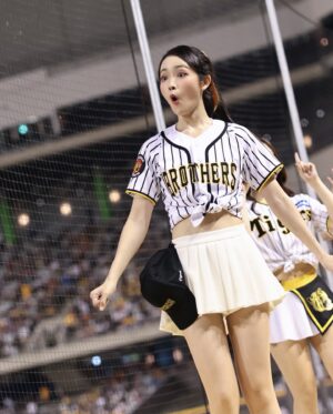 Yi-Chi Hung Instagram - 阪神日下班🐯⚾️🐘💛
大巨蛋三天謝謝一起幫兄弟加油的大家💛
創造了32988的新紀錄外，也見證了周董百盜😍

下週二洲際見
一起繼續為中信兄弟加油💪🏻
（也是我的上半季最後一天班ㄛ⚾️）

📷：澤、米米、瑋聰、麥坤、小聰、小煜

#tigergirls #passionsisters #中信兄弟 #大巨蛋 #阪神甲子園球場 #阪神タイガース #周思齊 #百盜