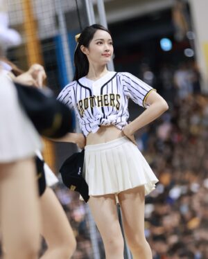 Yi-Chi Hung Instagram - 阪神日下班🐯⚾️🐘💛
大巨蛋三天謝謝一起幫兄弟加油的大家💛
創造了32988的新紀錄外，也見證了周董百盜😍

下週二洲際見
一起繼續為中信兄弟加油💪🏻
（也是我的上半季最後一天班ㄛ⚾️）

📷：澤、米米、瑋聰、麥坤、小聰、小煜

#tigergirls #passionsisters #中信兄弟 #大巨蛋 #阪神甲子園球場 #阪神タイガース #周思齊 #百盜