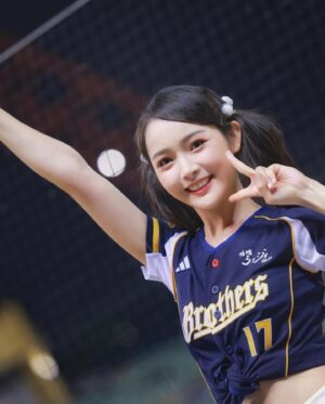 Yi-Chi Hung Instagram - 恭喜贏球～～～～～⚾️🐘💛
拿下這場勝利😍

其實每次在應援台上應援的時候，只要能聽到大家的回應我就會很開心🥰
所以下次不要吝嗇開口跟我一起為場上的球員們應援好嗎🤙🏻

謝謝昨天前天到主場、在線上支持中信兄弟的你們💛
我們一起繼續努力！！

📷：偷拿丹尼爾毛巾的佑樺、也要保持速度的麥坤紘愷、米米、66、Mao、脆上海巡到的照片

#中信兄弟 #cpbl #passionsisters #洲際棒球場 #職棒35