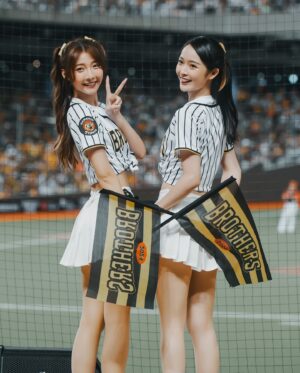 Yi-Chi Hung Instagram - 阪神日下班🐯⚾️🐘💛
大巨蛋三天謝謝一起幫兄弟加油的大家💛
創造了32988的新紀錄外，也見證了周董百盜😍

下週二洲際見
一起繼續為中信兄弟加油💪🏻
（也是我的上半季最後一天班ㄛ⚾️）

📷：澤、米米、瑋聰、麥坤、小聰、小煜

#tigergirls #passionsisters #中信兄弟 #大巨蛋 #阪神甲子園球場 #阪神タイガース #周思齊 #百盜