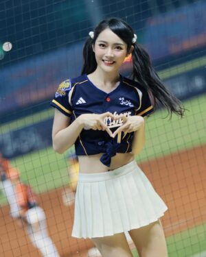 Yi-Chi Hung Instagram - 恭喜贏球～～～～～⚾️🐘💛
拿下這場勝利😍

其實每次在應援台上應援的時候，只要能聽到大家的回應我就會很開心🥰
所以下次不要吝嗇開口跟我一起為場上的球員們應援好嗎🤙🏻

謝謝昨天前天到主場、在線上支持中信兄弟的你們💛
我們一起繼續努力！！

📷：偷拿丹尼爾毛巾的佑樺、也要保持速度的麥坤紘愷、米米、66、Mao、脆上海巡到的照片

#中信兄弟 #cpbl #passionsisters #洲際棒球場 #職棒35