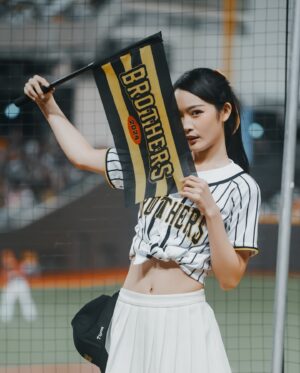 Yi-Chi Hung Instagram - 阪神日下班🐯⚾️🐘💛
大巨蛋三天謝謝一起幫兄弟加油的大家💛
創造了32988的新紀錄外，也見證了周董百盜😍

下週二洲際見
一起繼續為中信兄弟加油💪🏻
（也是我的上半季最後一天班ㄛ⚾️）

📷：澤、米米、瑋聰、麥坤、小聰、小煜

#tigergirls #passionsisters #中信兄弟 #大巨蛋 #阪神甲子園球場 #阪神タイガース #周思齊 #百盜