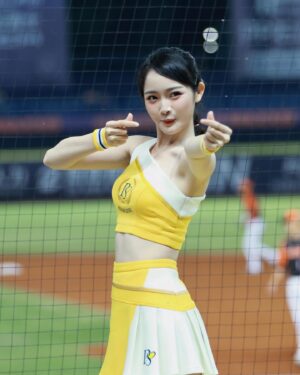Yi-Chi Hung Instagram - 恭喜贏球～～～～～⚾️🐘💛
拿下這場勝利😍

其實每次在應援台上應援的時候，只要能聽到大家的回應我就會很開心🥰
所以下次不要吝嗇開口跟我一起為場上的球員們應援好嗎🤙🏻

謝謝昨天前天到主場、在線上支持中信兄弟的你們💛
我們一起繼續努力！！

📷：偷拿丹尼爾毛巾的佑樺、也要保持速度的麥坤紘愷、米米、66、Mao、脆上海巡到的照片

#中信兄弟 #cpbl #passionsisters #洲際棒球場 #職棒35