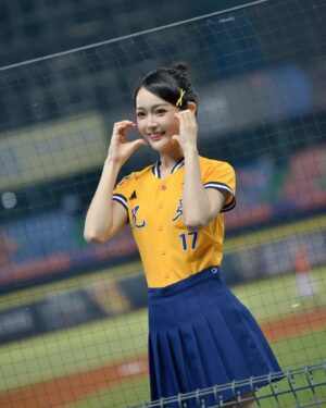 Yi-Chi Hung Instagram - 恭喜贏球～～～～～⚾️🐘💛
拿下這場勝利😍

其實每次在應援台上應援的時候，只要能聽到大家的回應我就會很開心🥰
所以下次不要吝嗇開口跟我一起為場上的球員們應援好嗎🤙🏻

謝謝昨天前天到主場、在線上支持中信兄弟的你們💛
我們一起繼續努力！！

📷：偷拿丹尼爾毛巾的佑樺、也要保持速度的麥坤紘愷、米米、66、Mao、脆上海巡到的照片

#中信兄弟 #cpbl #passionsisters #洲際棒球場 #職棒35