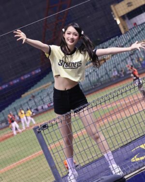 Yi-Chi Hung Instagram - 恭喜贏球～～～～～⚾️🐘💛
拿下這場勝利😍

其實每次在應援台上應援的時候，只要能聽到大家的回應我就會很開心🥰
所以下次不要吝嗇開口跟我一起為場上的球員們應援好嗎🤙🏻

謝謝昨天前天到主場、在線上支持中信兄弟的你們💛
我們一起繼續努力！！

📷：偷拿丹尼爾毛巾的佑樺、也要保持速度的麥坤紘愷、米米、66、Mao、脆上海巡到的照片

#中信兄弟 #cpbl #passionsisters #洲際棒球場 #職棒35