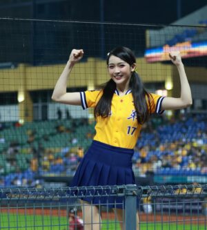 Yi-Chi Hung Instagram - 嗷嗷想不到我人生中第一場因雨延賽來得那麼突然( ；´Д｀)
沒關係大家好好休息一天，週末三連戰gogogo🙌🏻💛🐘
啊下次我們就是5月見了喔🤭😉

⚾️五月洲際：5/8-9、5/17-19

📷：米米、泓·蜂蜜王·愷、小耘、刀哥

#五月底有一天超級重要的日子喔‼️
#中信兄弟 #passionsisters #洲際棒球場 
#cpbl #中華職棒