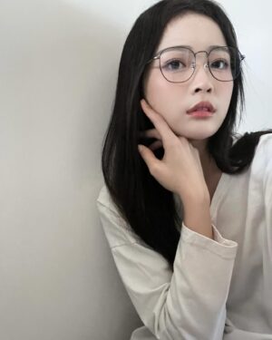 Yi-Chi Hung Instagram - 前陣子發了一篇眼鏡的限動，沒想到大家都說好看🤣
-
櫻桃小丸子應該是很多人的童年吧🍒
這次 #JINSTaiwan 推出了櫻桃小丸子系列眼鏡👓

我喜歡大方框～因為覺得可以顯臉小哈哈哈
所以這次選的是三年四班 — 大野和杉山款式✨

購買三年四班系列都會贈送小丸子芥子娃娃鏡布和專屬眼鏡盒～
真的是有夠Q的啦😍
（櫻家系列贈送的會是其他款鏡布和眼鏡盒唷）

另外，只要購買JINS櫻桃小丸子眼鏡
就可以參加「限量陶瓷壽司杯 4入/組」的抽獎活動唷！

這麼可愛的系列，快揪上你的好同學、好朋友們一起買吧😉😉

@jinstaiwan 

#JINS櫻桃小丸子眼鏡 
#三年四班大野杉山 #抽獎