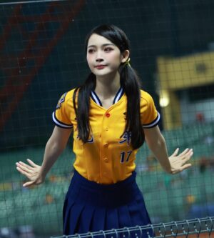 Yi-Chi Hung Instagram - 嗷嗷想不到我人生中第一場因雨延賽來得那麼突然( ；´Д｀)
沒關係大家好好休息一天，週末三連戰gogogo🙌🏻💛🐘
啊下次我們就是5月見了喔🤭😉

⚾️五月洲際：5/8-9、5/17-19

📷：米米、泓·蜂蜜王·愷、小耘、刀哥

#五月底有一天超級重要的日子喔‼️
#中信兄弟 #passionsisters #洲際棒球場 
#cpbl #中華職棒