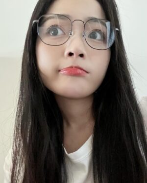 Yi-Chi Hung Instagram - 前陣子發了一篇眼鏡的限動，沒想到大家都說好看🤣
-
櫻桃小丸子應該是很多人的童年吧🍒
這次 #JINSTaiwan 推出了櫻桃小丸子系列眼鏡👓

我喜歡大方框～因為覺得可以顯臉小哈哈哈
所以這次選的是三年四班 — 大野和杉山款式✨

購買三年四班系列都會贈送小丸子芥子娃娃鏡布和專屬眼鏡盒～
真的是有夠Q的啦😍
（櫻家系列贈送的會是其他款鏡布和眼鏡盒唷）

另外，只要購買JINS櫻桃小丸子眼鏡
就可以參加「限量陶瓷壽司杯 4入/組」的抽獎活動唷！

這麼可愛的系列，快揪上你的好同學、好朋友們一起買吧😉😉

@jinstaiwan 

#JINS櫻桃小丸子眼鏡 
#三年四班大野杉山 #抽獎
