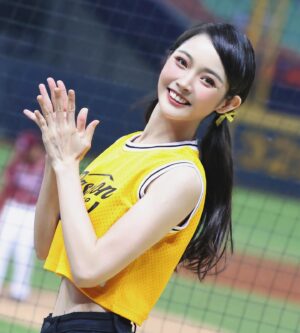 Yi-Chi Hung Instagram - 嗷嗷想不到我人生中第一場因雨延賽來得那麼突然( ；´Д｀)
沒關係大家好好休息一天，週末三連戰gogogo🙌🏻💛🐘
啊下次我們就是5月見了喔🤭😉

⚾️五月洲際：5/8-9、5/17-19

📷：米米、泓·蜂蜜王·愷、小耘、刀哥

#五月底有一天超級重要的日子喔‼️
#中信兄弟 #passionsisters #洲際棒球場 
#cpbl #中華職棒