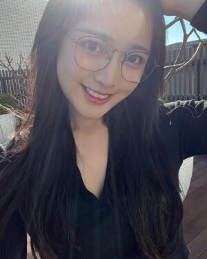 Yi-Chi Hung Instagram - 前陣子發了一篇眼鏡的限動，沒想到大家都說好看🤣
-
櫻桃小丸子應該是很多人的童年吧🍒
這次 #JINSTaiwan 推出了櫻桃小丸子系列眼鏡👓

我喜歡大方框～因為覺得可以顯臉小哈哈哈
所以這次選的是三年四班 — 大野和杉山款式✨

購買三年四班系列都會贈送小丸子芥子娃娃鏡布和專屬眼鏡盒～
真的是有夠Q的啦😍
（櫻家系列贈送的會是其他款鏡布和眼鏡盒唷）

另外，只要購買JINS櫻桃小丸子眼鏡
就可以參加「限量陶瓷壽司杯 4入/組」的抽獎活動唷！

這麼可愛的系列，快揪上你的好同學、好朋友們一起買吧😉😉

@jinstaiwan 

#JINS櫻桃小丸子眼鏡 
#三年四班大野杉山 #抽獎