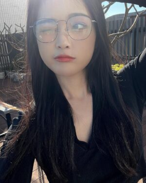 Yi-Chi Hung Instagram - 前陣子發了一篇眼鏡的限動，沒想到大家都說好看🤣
-
櫻桃小丸子應該是很多人的童年吧🍒
這次 #JINSTaiwan 推出了櫻桃小丸子系列眼鏡👓

我喜歡大方框～因為覺得可以顯臉小哈哈哈
所以這次選的是三年四班 — 大野和杉山款式✨

購買三年四班系列都會贈送小丸子芥子娃娃鏡布和專屬眼鏡盒～
真的是有夠Q的啦😍
（櫻家系列贈送的會是其他款鏡布和眼鏡盒唷）

另外，只要購買JINS櫻桃小丸子眼鏡
就可以參加「限量陶瓷壽司杯 4入/組」的抽獎活動唷！

這麼可愛的系列，快揪上你的好同學、好朋友們一起買吧😉😉

@jinstaiwan 

#JINS櫻桃小丸子眼鏡 
#三年四班大野杉山 #抽獎