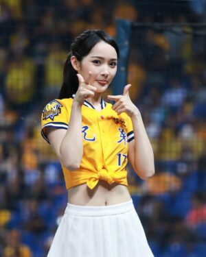 Yi-Chi Hung Instagram - 啊好開心喔又勝利了🐘🤩
為大家展示___系列的表情哇哈哈哈😍😍

1.得意蹦蹦
2.可以吃東西慶祝了
3.想打我嗎 嗯打不到我
4.第四張要正常不然我怕大家看不下去
5.鹿角愛心！！我超厲害 看看隔壁的人（諪）果然不行
6.謝謝大家
7.我們繼續邁🐘勝利吧一哈～～～

📷：麥坤、米米、湯摩斯、耘

#中信兄弟 #cpbl #中華職棒 #passionsisters