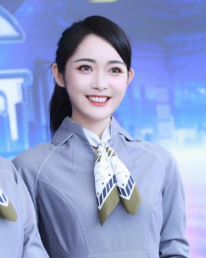 Yi-Chi Hung Instagram - 謝謝搭乘PS航空✈️
🛫成功平安順利到達目的地🛬
我是空服員怡琪，期待與您再次相見

📷：紘愷、被漂亮可愛姵宸許願拍我ㄉ韋德、一日隊員終身隊員的小耘（表情包拍攝者）

#後面有驚喜 #是我看到題目嚇到問號的部分
#星宇航空 #空姐 #passionsisters #中信兄弟
#starlux #airlines