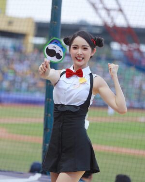 Yi-Chi Hung Instagram - 昨日份品客日day1順利  之  二連勝嗷嗷😍😍😍
真的是太～～～～～～快～～～樂～～～～～了～～～～
岳東華那隻全壘打真的嗷嗷嗷！！🥳
今天一起繼續拿下三連勝吧🧏🏻‍♀️

我愛球團 我愛乖姐小梁墩 我愛姐妹們
我愛所有的行政人員和工作人員
我愛所有到場或是電視機前支持我們的所有象迷
也愛幾乎每次都接送我的家人

可是！
我真的不愛蟲蟲嗚嗚嗚嗚嗚
真的晚今天上不要再來了⋯⋯⋯⋯⋯

📷：66、朝元、麥坤、夜神、小耘
（照片可以丟社團🧏🏻‍♀️，這樣我發的時候就會打上名字嘿嘿，沒照片發的時候也可以去裡面挖寶）

#中信兄弟 #passionsisters #品客 #pringles #主題日 #洲際棒球場