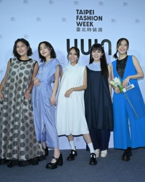 Yi-Chiao Liao Instagram - #台北時裝周
好開心被 @uuin_official 邀請
一起來玩
對我來說是一場藝術饗宴
甚至是一個豐盛的遊樂園

#UUIN
的秀真的帶來好多驚喜和滿足
不只是視覺效果
還有音樂
整場讓人印象深刻的一直重複的旋律🎶
來自 交響曲 #波麗露 還有 #念故鄉
跟這次的主題 #阿里山 真的好搭
我小時候印象非常深刻的家族旅行地點之一就有阿里山呢

在秀裡我還真的看見了雲海☁️

是童年
是回憶
是純真
是美麗

在重複的旋律中感受美麗細節的變化
讓我很期待接下來又有什麼驚喜

謝謝 UUIN
每次看秀都可以感受到你們的愛

👗 @uuin_official 
💍 @intzuition_urbanjewelry 
💄 @_peng.peng__ 
📷 @crossroads0313 
感謝最可愛的經紀公司夥伴們 @luster_seeker_official

#2024taipeifashionweek 
#taipeifashionweek 
@tpe.fashionweek