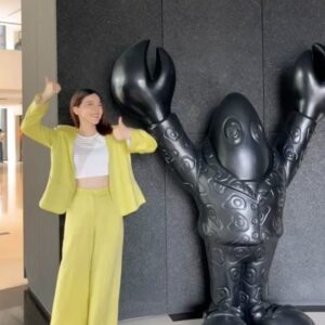 Yi-Chiao Liao Instagram - 戰力，毅力，努力！！！
這是我最近的三力💪😁

有人抓到這個梗嗎

#三立台劇 #開鏡 #願望
@dramasettvtw @magicpower_media 

西裝 @uuin_official 

#我的人生志願就是活到老都要很有趣
#無法正經好好拍照系列