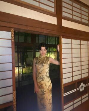 Yi-Chiao Liao Instagram - #轉換
發現這批照片放在草稿夾好一陣子，
在影集 #商魂 裡的角色，飾演謝水深旁邊的女人 ，#秋月，
出現在第一集大約有四分鐘的戲份。

已經忘了當初發文時想要說什麼，
現在早已進入另一個角色。

生活也是不斷地前進，轉換。

對於世界有感，無論現在還是過去，
還有未來，
都是由人書寫的，

我們能夠選擇的、做好的，當下這一刻，
都有可能在未來的某一天驚豔眾人吧。

至少，在當下，是無愧的，努力，前進。

最大的利己是從利他出發的。

最後還是宣傳一下這部戲，商魂
在中華電信MOD還有 Hami Video 可以收看全劇👍
@tradewar2024