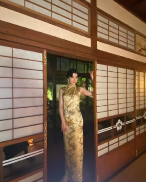 Yi-Chiao Liao Instagram - #轉換
發現這批照片放在草稿夾好一陣子，
在影集 #商魂 裡的角色，飾演謝水深旁邊的女人 ，#秋月，
出現在第一集大約有四分鐘的戲份。

已經忘了當初發文時想要說什麼，
現在早已進入另一個角色。

生活也是不斷地前進，轉換。

對於世界有感，無論現在還是過去，
還有未來，
都是由人書寫的，

我們能夠選擇的、做好的，當下這一刻，
都有可能在未來的某一天驚豔眾人吧。

至少，在當下，是無愧的，努力，前進。

最大的利己是從利他出發的。

最後還是宣傳一下這部戲，商魂
在中華電信MOD還有 Hami Video 可以收看全劇👍
@tradewar2024