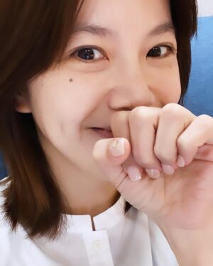 Yi-Chiao Liao Instagram - #花束般的美甲 💅

今天剛好看到有文章分享
我很喜歡的劇作家 坂元裕二
的劇本書 🎬 花束般的戀愛
他說：
「要寫一齣像日記般的電影。」

將這些覺得是全世界最幸福、小小的喜悅，
每一次內心綻放開來的花朵，
他壓進這本日記裡，
有著有村架純與菅田將暉面貌的日記裡。

謝謝 #優加美甲 Joyce的設計
看著我的指尖
好像一幅幅壓花作品
真的從中透出喜悅
每一指都繽紛綻放

喜歡💕喜歡💕好喜歡😍

#優加美甲台北旗艦店
