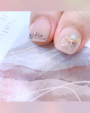 Yi-Chiao Liao Instagram - #花束般的美甲 💅

今天剛好看到有文章分享
我很喜歡的劇作家 坂元裕二
的劇本書 🎬 花束般的戀愛
他說：
「要寫一齣像日記般的電影。」

將這些覺得是全世界最幸福、小小的喜悅，
每一次內心綻放開來的花朵，
他壓進這本日記裡，
有著有村架純與菅田將暉面貌的日記裡。

謝謝 #優加美甲 Joyce的設計
看著我的指尖
好像一幅幅壓花作品
真的從中透出喜悅
每一指都繽紛綻放

喜歡💕喜歡💕好喜歡😍

#優加美甲台北旗艦店