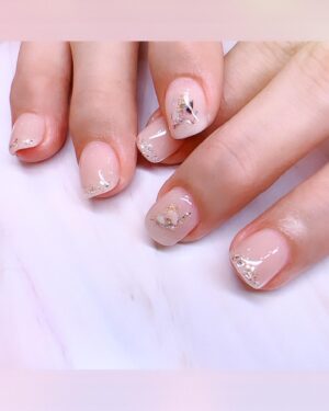 Yi-Chiao Liao Instagram - #花束般的美甲 💅

今天剛好看到有文章分享
我很喜歡的劇作家 坂元裕二
的劇本書 🎬 花束般的戀愛
他說：
「要寫一齣像日記般的電影。」

將這些覺得是全世界最幸福、小小的喜悅，
每一次內心綻放開來的花朵，
他壓進這本日記裡，
有著有村架純與菅田將暉面貌的日記裡。

謝謝 #優加美甲 Joyce的設計
看著我的指尖
好像一幅幅壓花作品
真的從中透出喜悅
每一指都繽紛綻放

喜歡💕喜歡💕好喜歡😍

#優加美甲台北旗艦店