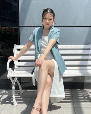 Yi-Chiao Liao Instagram - 苡喬今天穿著「碧玉」的顏色喔
 
開鏡儀式的活潑黃綠 vs
卡司發布會的優雅藍綠
你們喜歡哪種🍀

#三立八點檔 #願望 #江碧玉 #廖苡喬
@dramasettvtw 

👗 @ratherstores