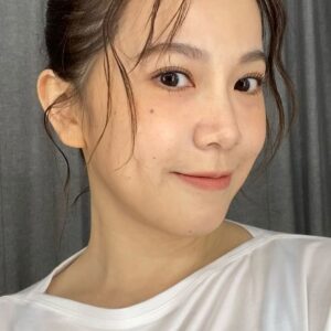 Yi-Chiao Liao Instagram - 這是我的Monday blue😊
好開心的工作天
好喜歡今天的妝髮還有拍攝
抓得住我
讓我能好好拍照
感謝所有的一切
感恩☺️🙏

#星期一藍