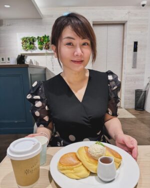Yi Ling Wang Instagram - 520💖
充滿愛意和甜蜜的日子。
想要幸福甜蜜，當然不能少了幸福鬆餅😋
上個月我就先吃好，吃滿了喲！
😅😂🤣