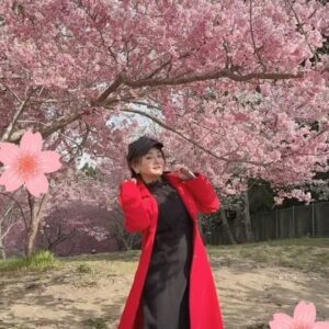 Yi Ling Wang Instagram - 櫻花盛開🌸🌸🌸
#姐姐愛閙😜
#藝鴒
#福壽山千櫻園