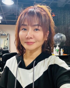 Yi Ling Wang Instagram - 青春不在，瀏海還在😅😂
好心情自己製造🤗

#加亞髮藝造型沙龍
