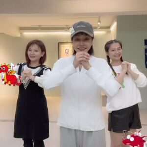 Yi Ling Wang Instagram - 龍年行大運🐲
好運龍總來💖

#藝鴒
#唐玲
#李珞晴
#元和劇子