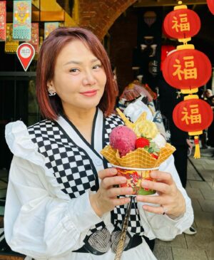 Yi Ling Wang Instagram - 花好月圓
闔家慶團圓
來到春節的尾聲🧨
祝福大家元宵節快樂🏮

#藝鴒
