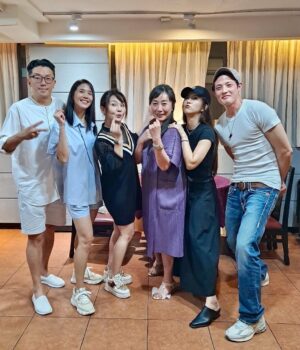 Yi Ling Wang Instagram - 歡樂的殺青酒🥂
我的老師
首部曲-燈塔水母的秘密

#方岑
#周曉涵
#寇家瑞
#段鈞豪
#張心妍
#林樹橋
#林書婷
#蘇彩翎
#jessie