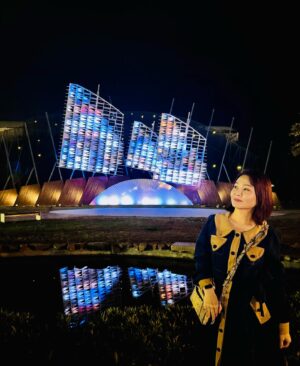 Yi Ling Wang Instagram - 身邊有懂你、陪你一起愛鬧的姐妹，是很幸福的一件事💖
你負責照，我負責笑😘

#藝鴒
#台南燈會 
#林默娘公園
#普濟殿
#河樂廣場