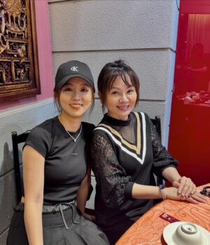 Yi Ling Wang Instagram - 歡樂的殺青酒🥂
我的老師
首部曲-燈塔水母的秘密

#方岑
#周曉涵
#寇家瑞
#段鈞豪
#張心妍
#林樹橋
#林書婷
#蘇彩翎
#jessie