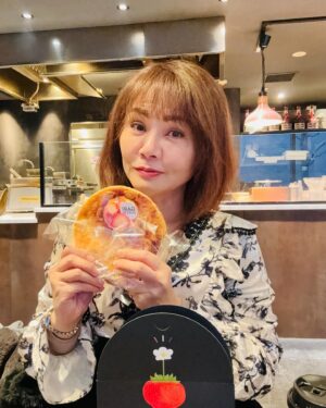 Yi Ling Wang Instagram - 生活不是吃
就是在找吃的😅😂

#藝鴒 
#dazzle 
#千客萬來牡蠣の枠
#GARIGUETTE -ガリゲット-
#Sen Rikyu Tokyo Plaza Ginzaten
#和栗や谷中店