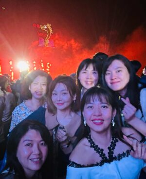 Yi Ling Wang Instagram - 身邊有懂你、陪你一起愛鬧的姐妹，是很幸福的一件事💖
你負責照，我負責笑😘

#藝鴒
#台南燈會 
#林默娘公園
#普濟殿
#河樂廣場