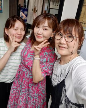 Yi Ling Wang Instagram - 「我的這一班」
製作團隊最新作品，
網路電影#我的老師-首部曲 #燈塔水母的秘密
#藝鴒
謝謝優秀的妝髮師
#彩翎#jessie